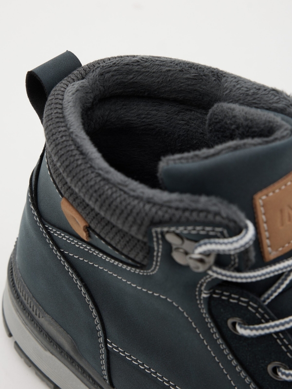Bota montaña polipiel cremallera azul oscuro vista detalle