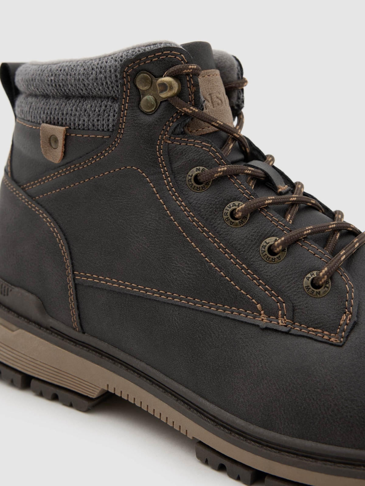 Bota de montanha em polipele com fecho de correr marrom vista detalhe