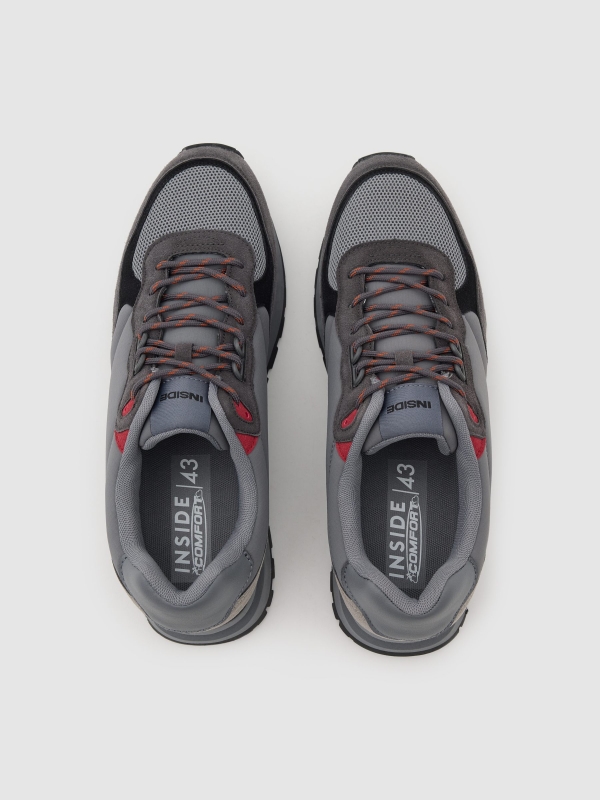 Retro athletic low-grid sneaker grey zenithal view