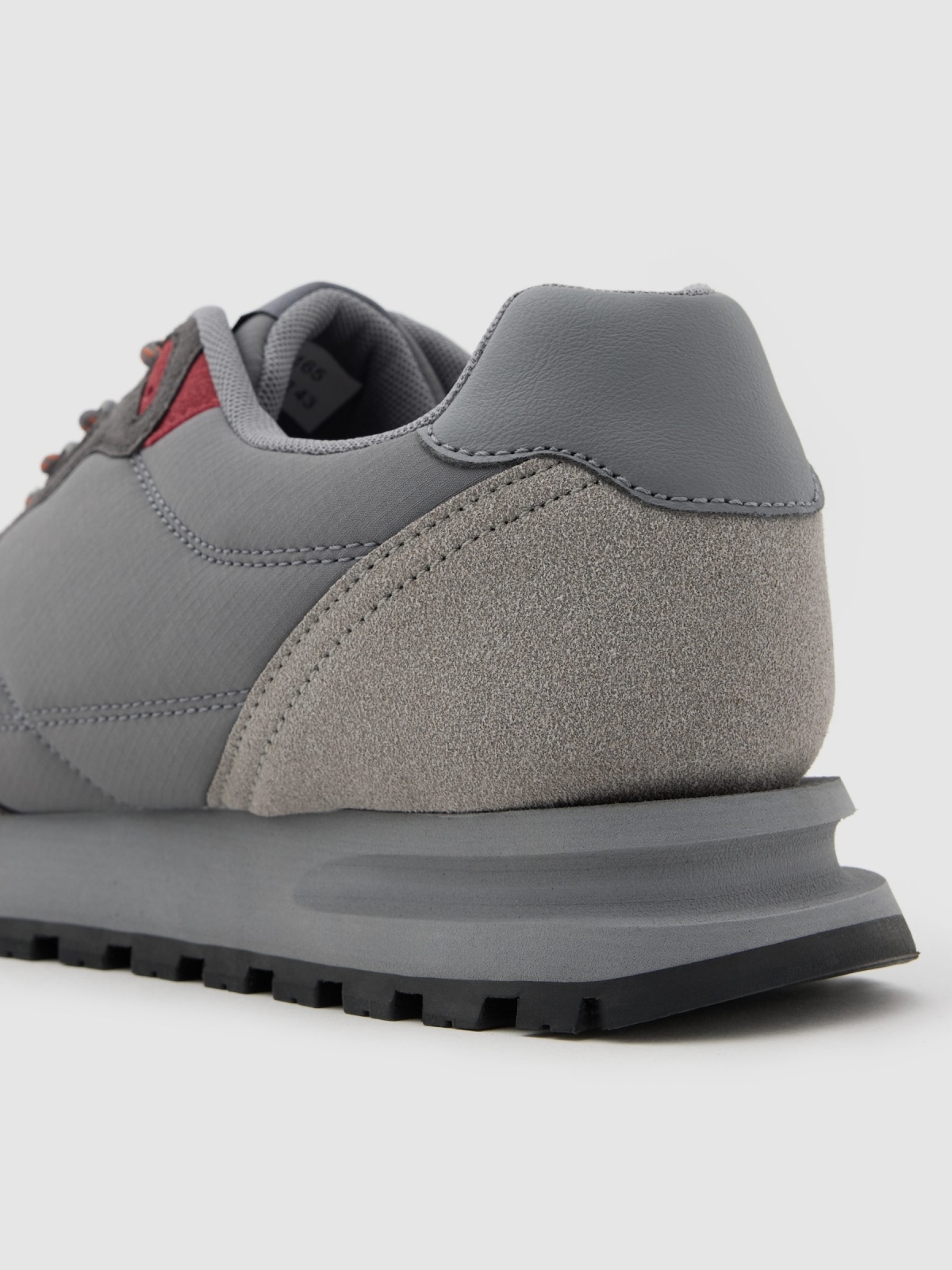 Deportiva retro rejilla baja gris vista detalle