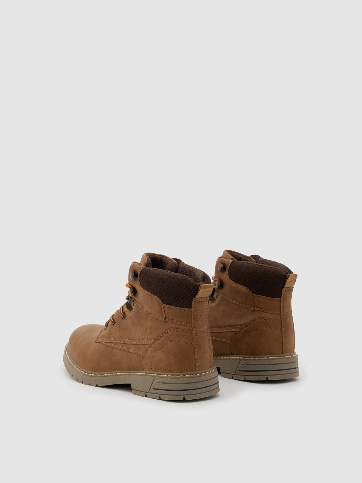 Mountain boot with zipper brown 45º back view