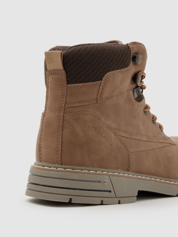 Bota montaña con cremallera marrón vista detalle