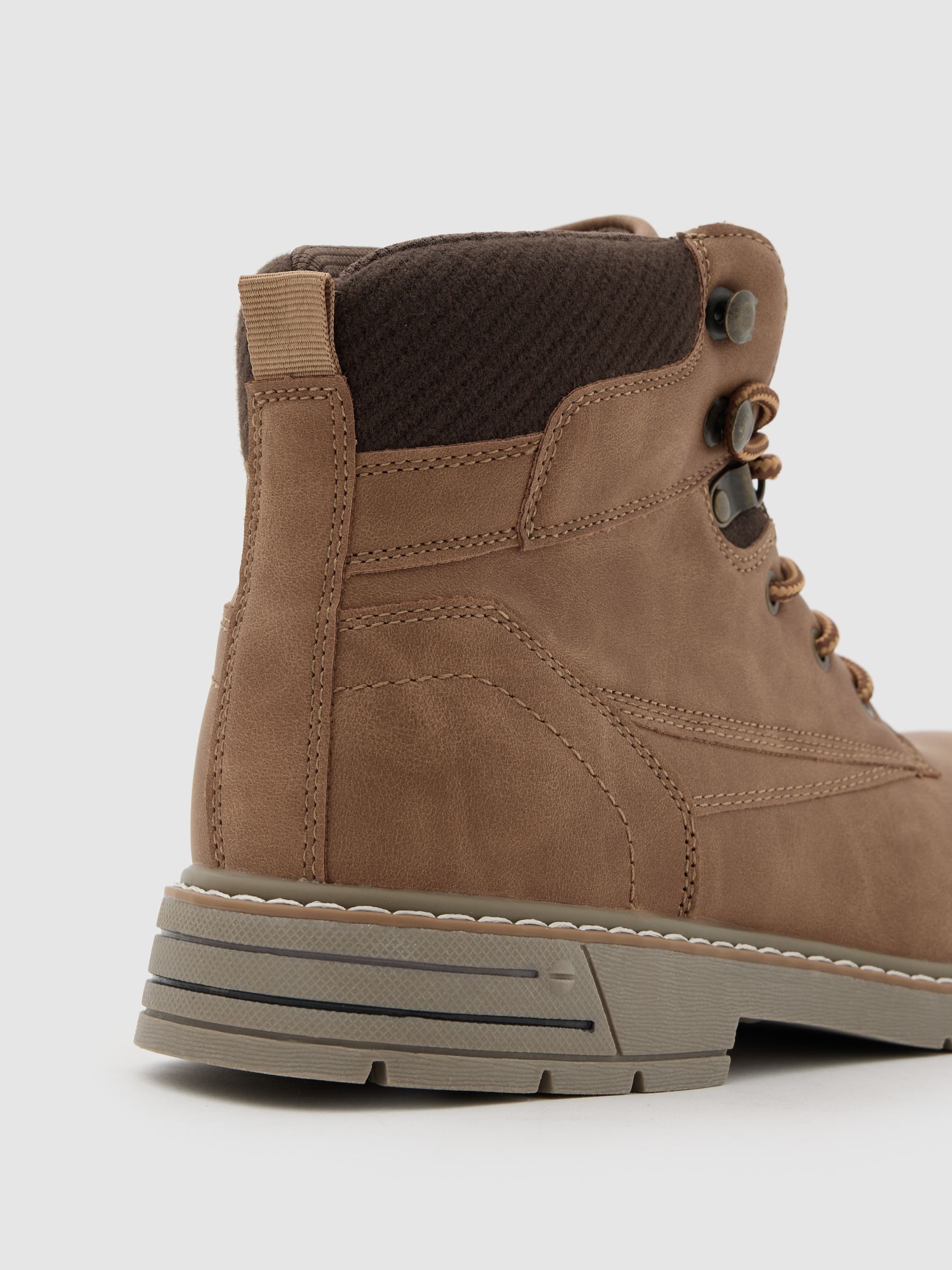 Bota montaña con cremallera marrón