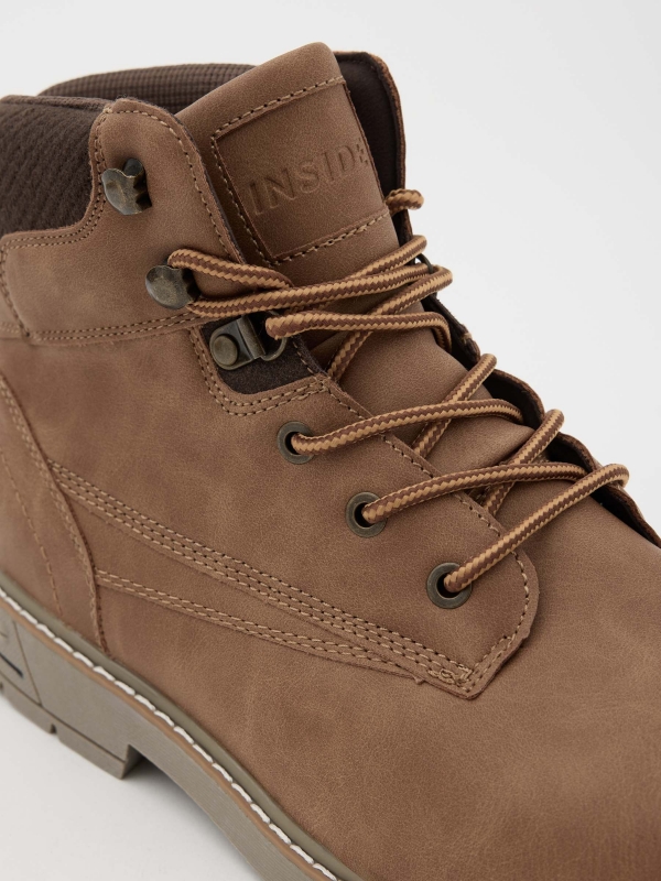Mountain boot with zipper brown detail view