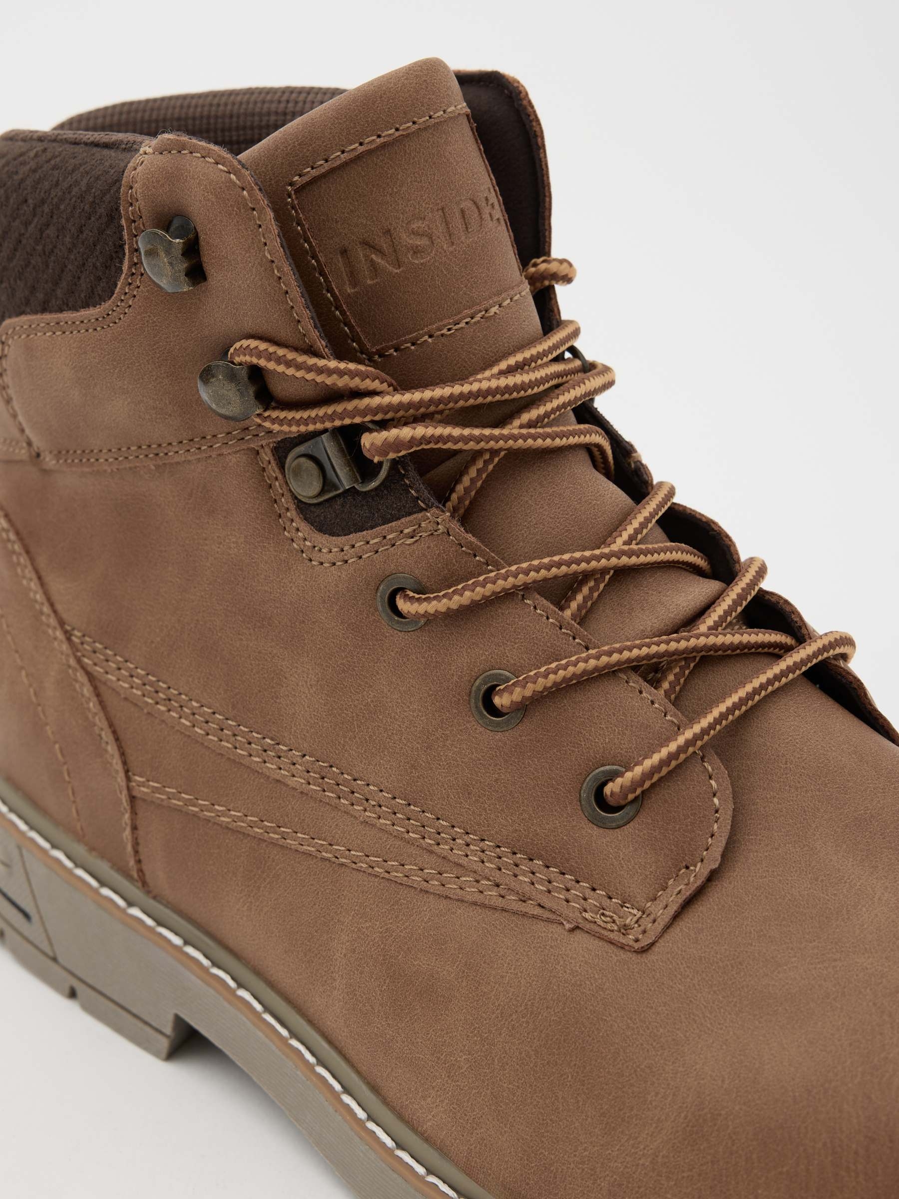 Bota montaña con cremallera marrón