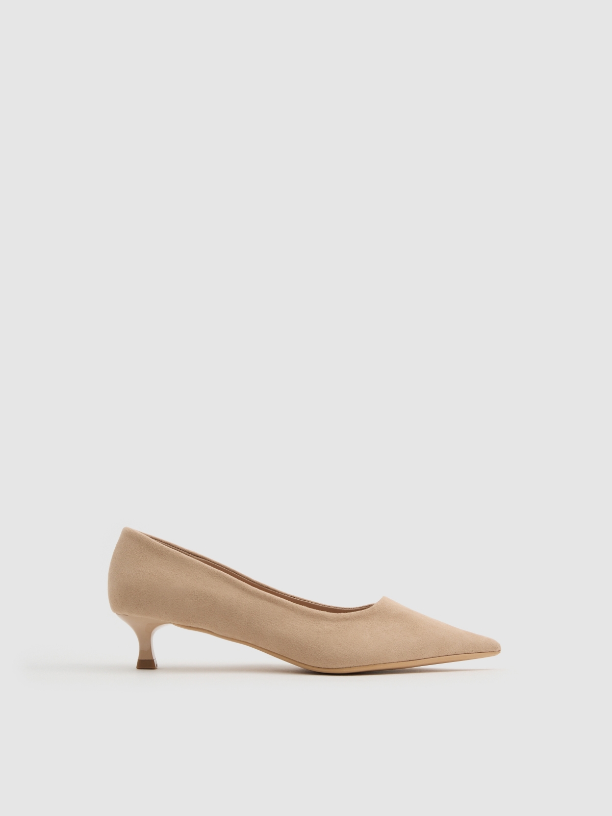 Zapato salón punta kitten heel beige
