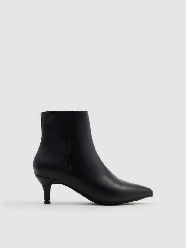 Bootie with toe and heel black
