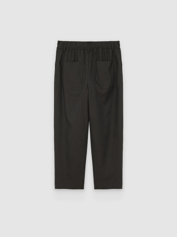 Calça com pregas elástica marrom escuro vista traseira