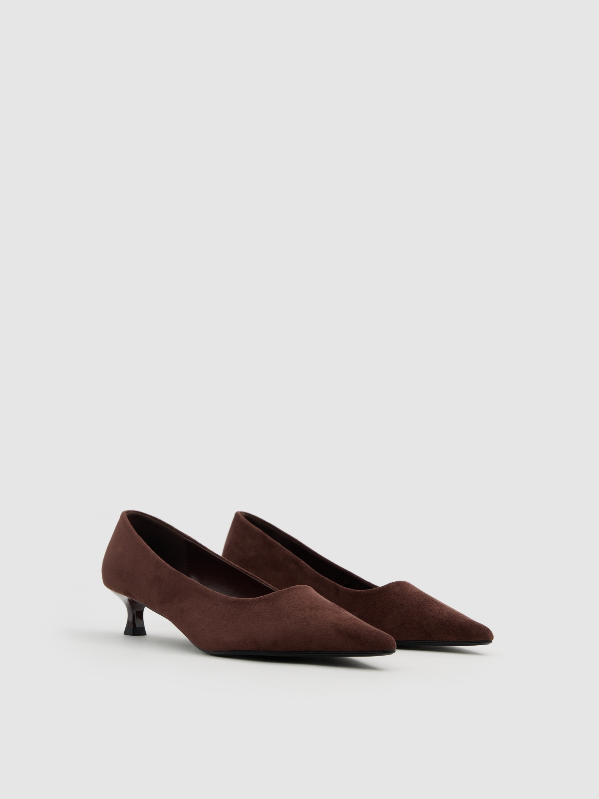 Zapato salón punta kitten heel marrón vista frontal 45º