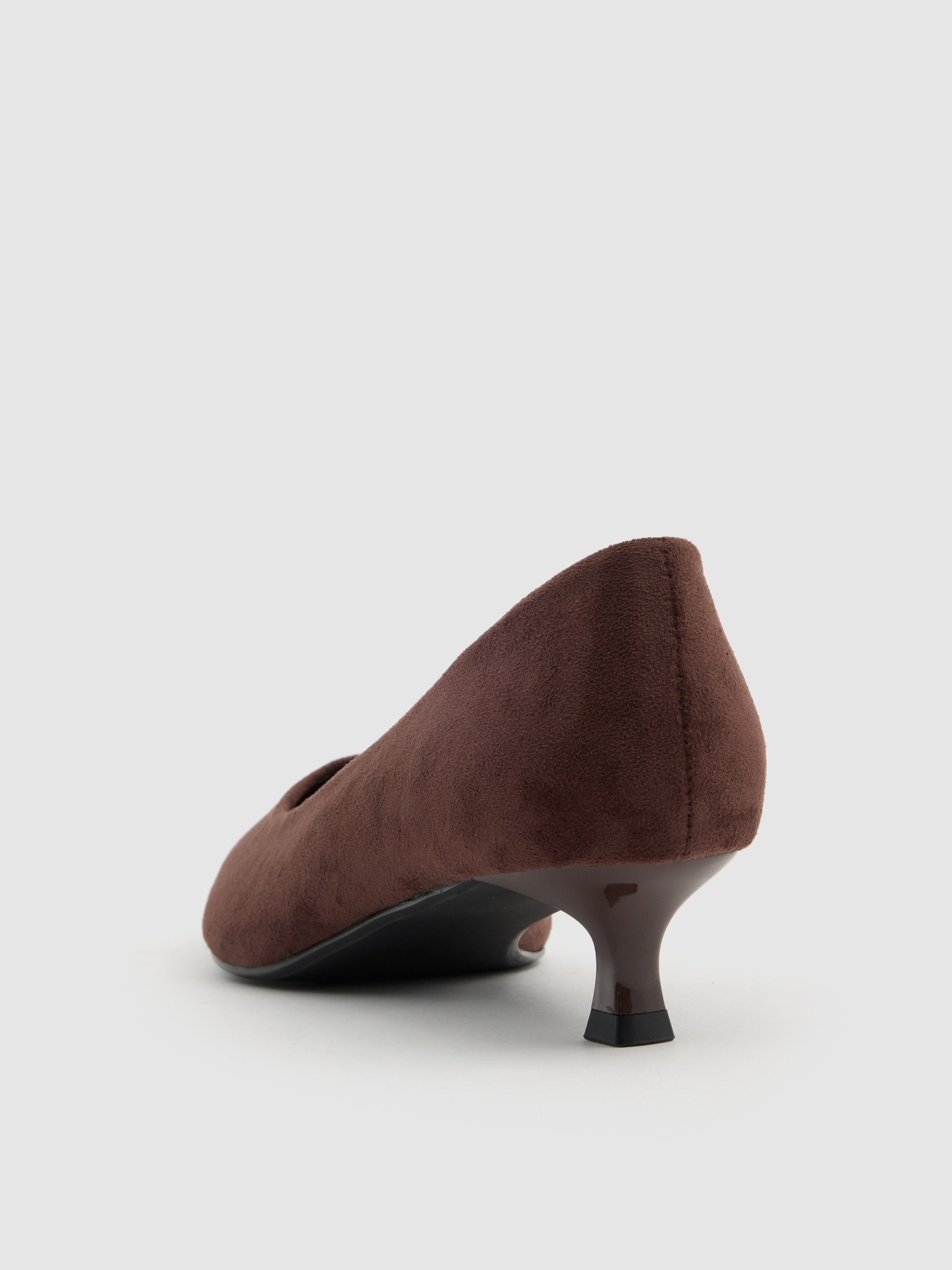 Zapato salón punta kitten heel marrón