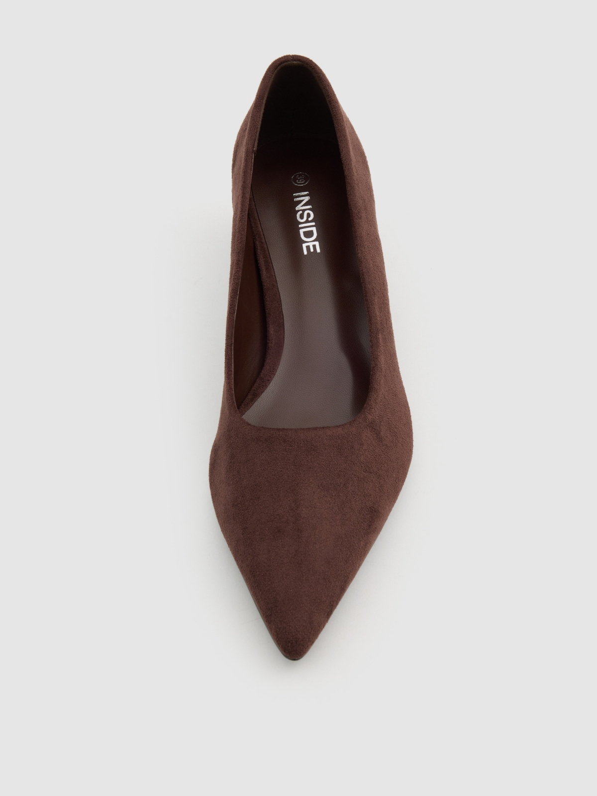 Zapato salón punta kitten heel marrón vista detalle
