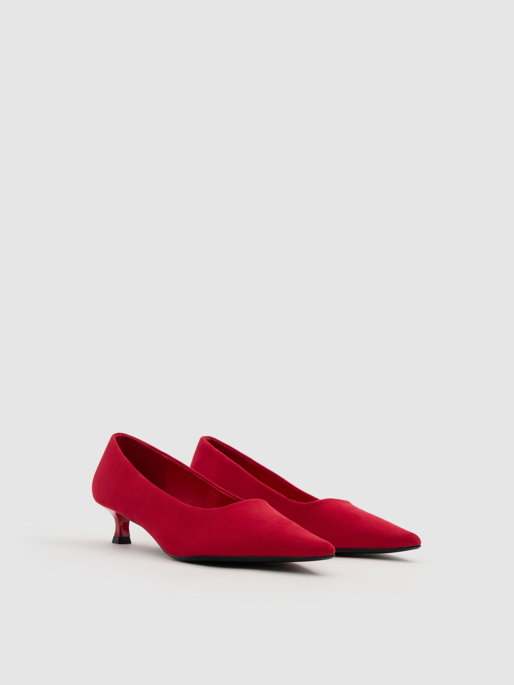 Sapato de salto baixo com ponta bico fino vermelho