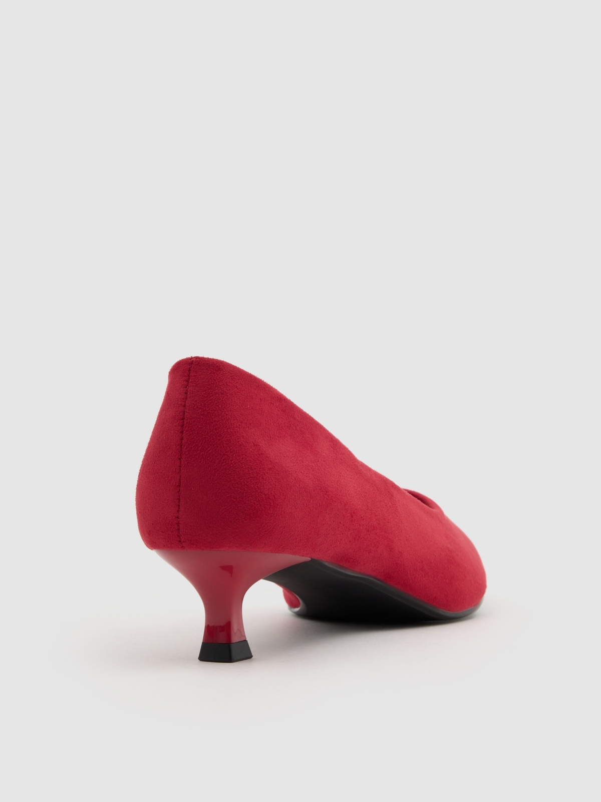 Zapato salón punta kitten heel rojo vista detalle