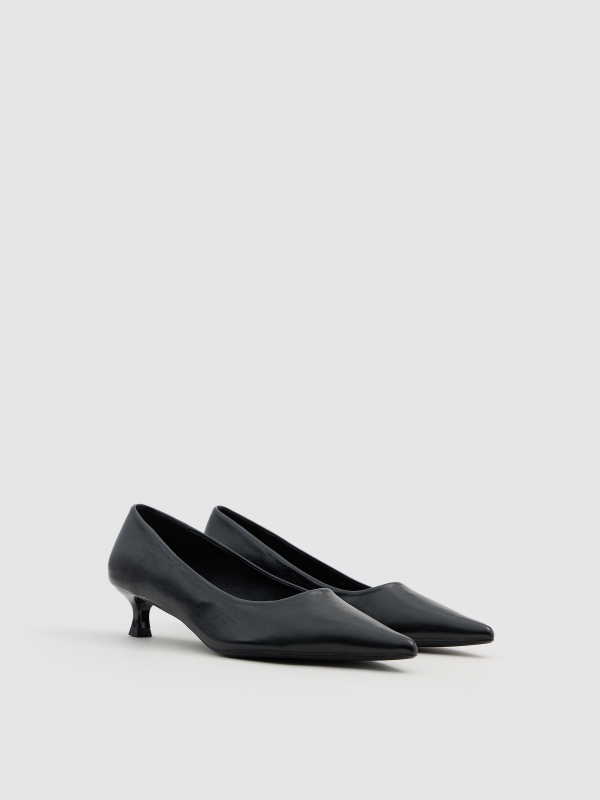 Zapato salón punta kitten heel negro vista frontal 45º