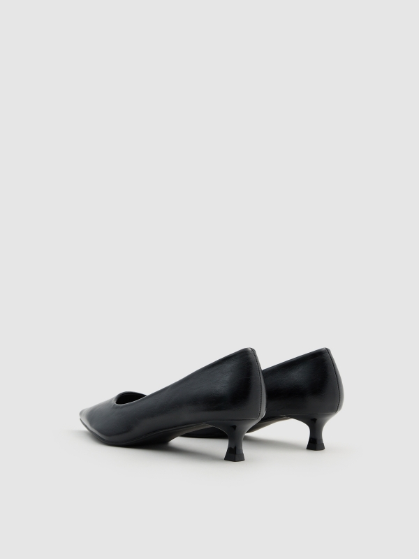 Zapato salón punta kitten heel negro vista trasera 45º
