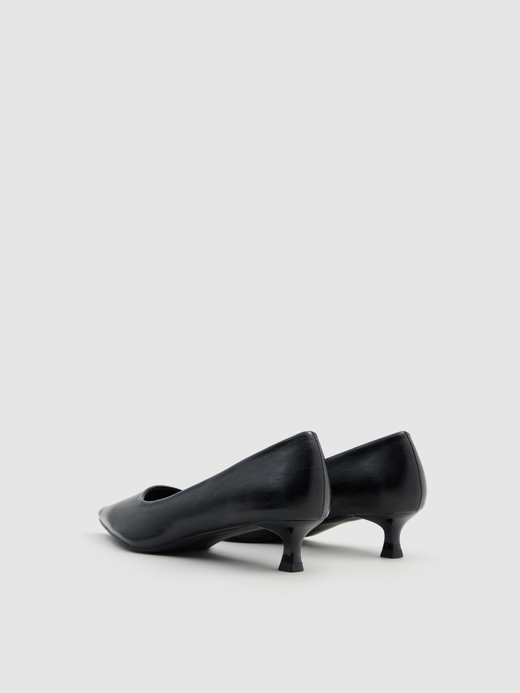 Zapato salón punta kitten heel negro