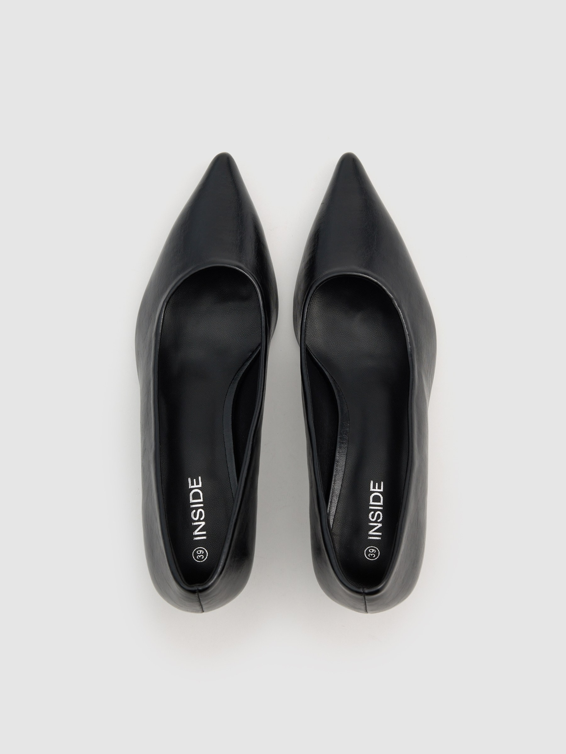 Zapato salón punta kitten heel negro