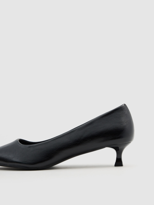 Sapato de salão com bico e salto kitten heel preto vista detalhe