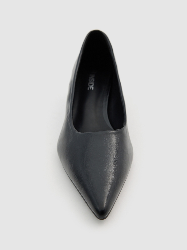 Zapato salón punta kitten heel negro vista detalle