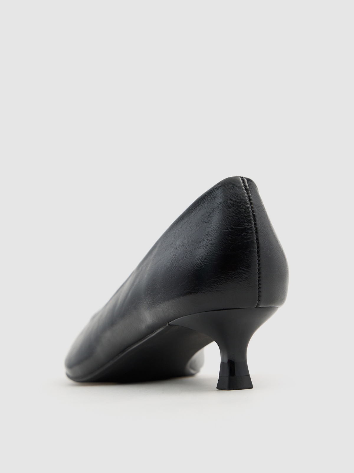 Zapato salón punta kitten heel negro vista detalle