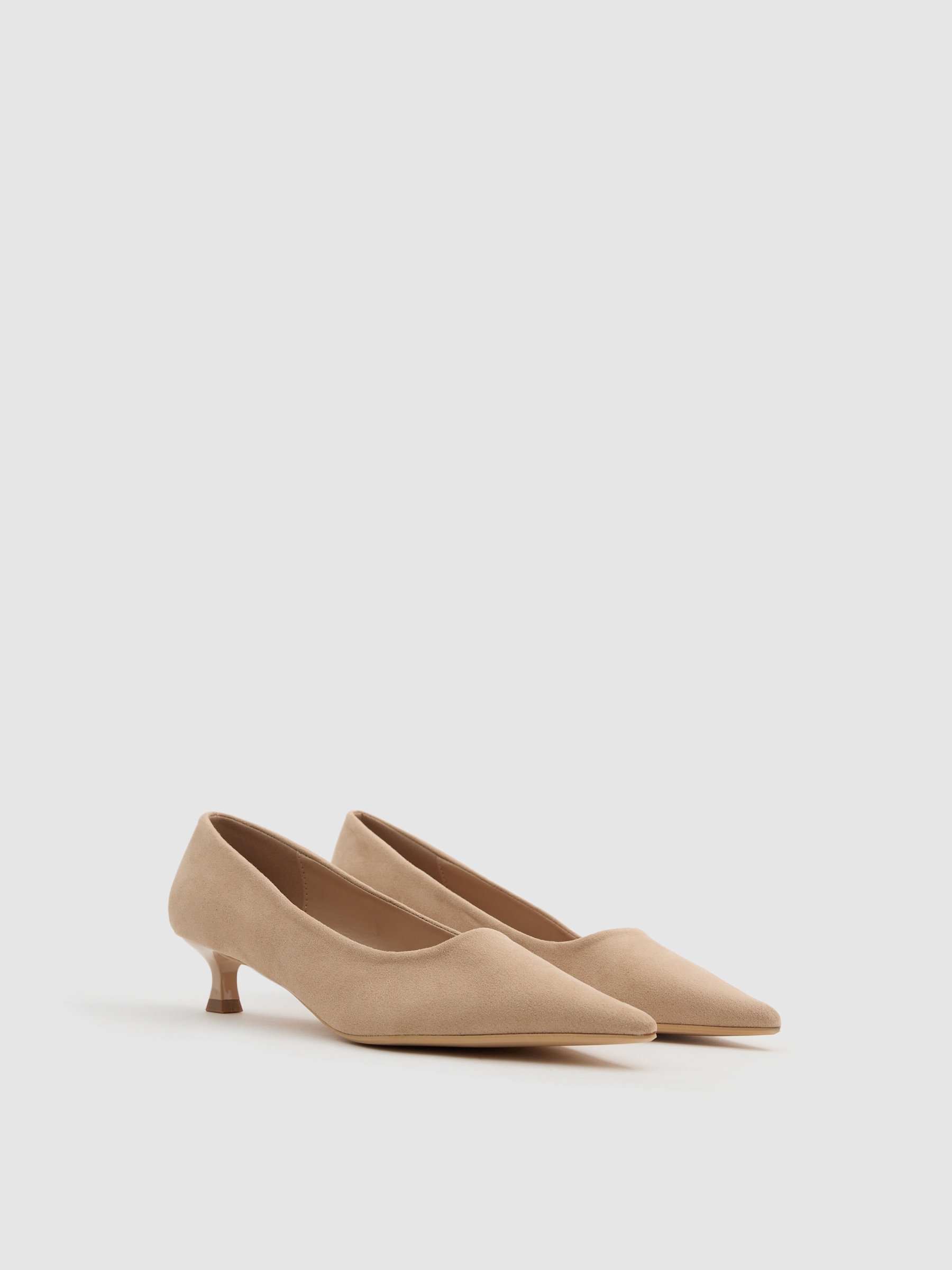 Kitten Heel Pointed Toe Pump beige