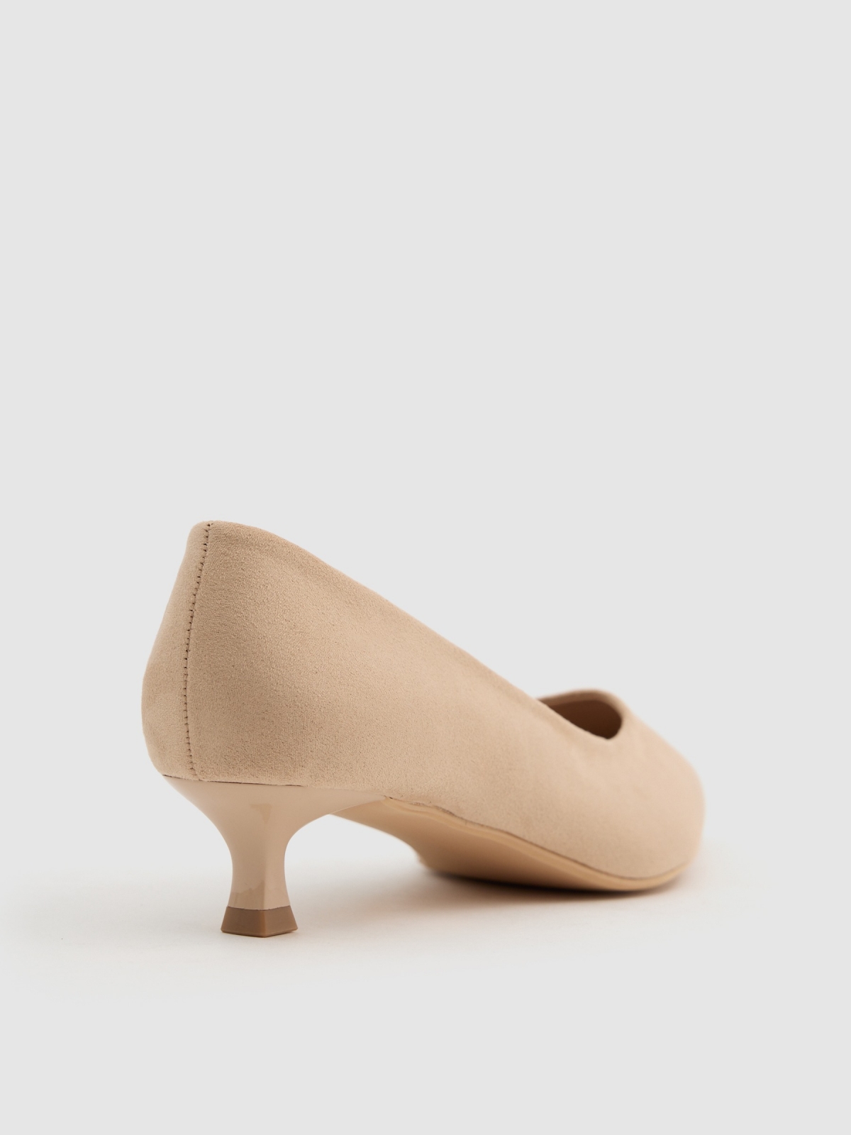 Zapato salón punta kitten heel beige vista detalle
