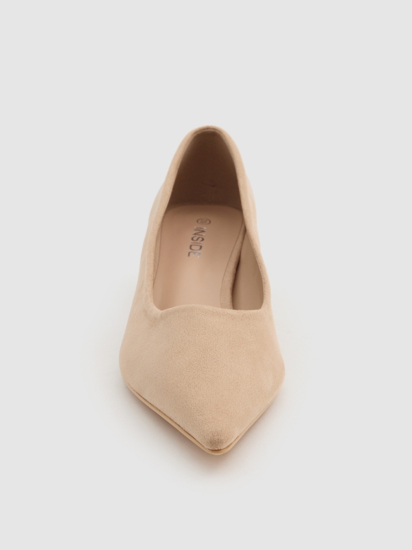 Zapato salón punta kitten heel beige vista detalle