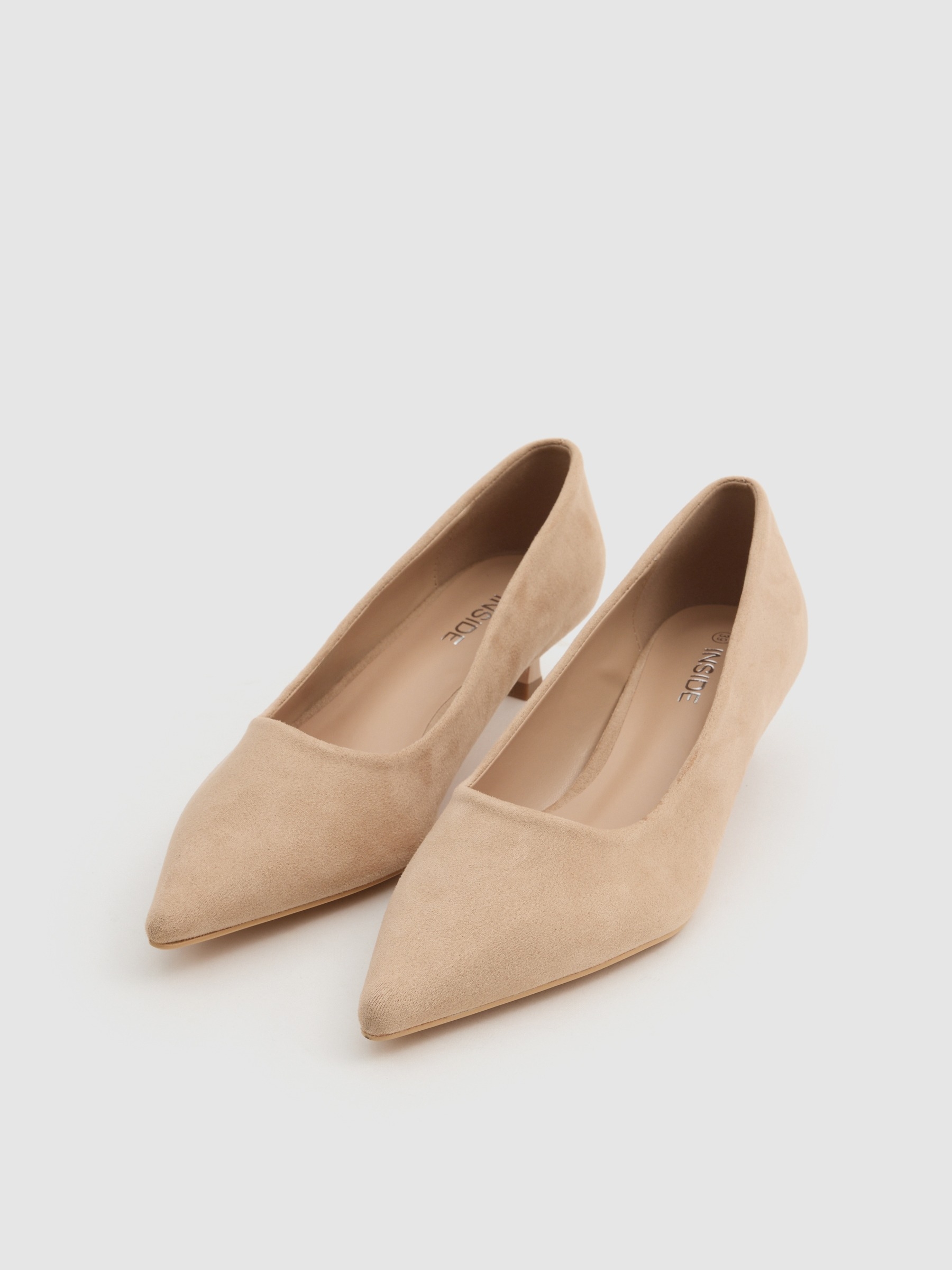 Zapato salón punta kitten heel beige