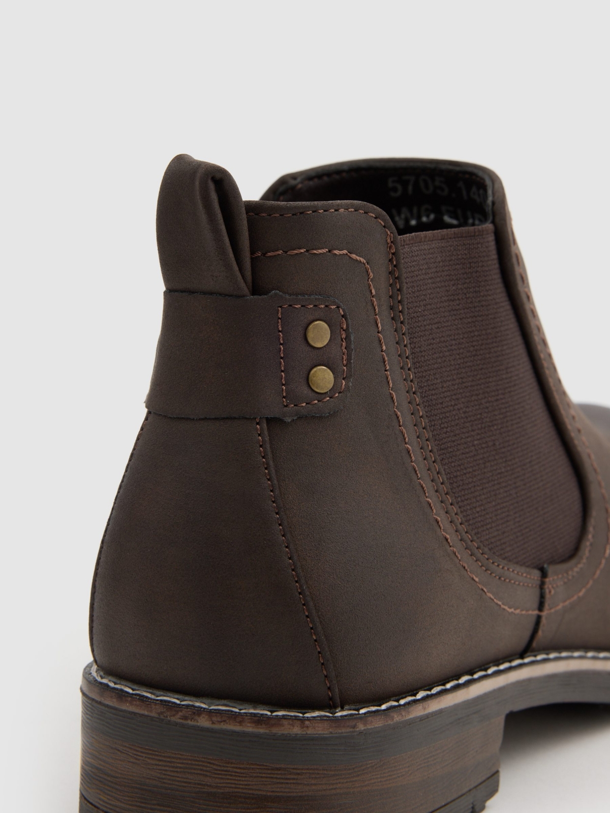 Bota chelsea efecto piel baja marrón vista detalle