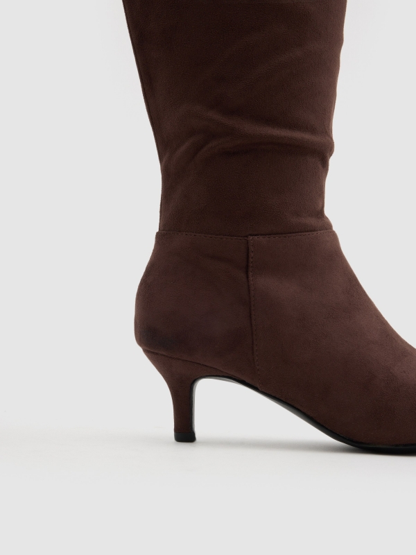 Bota alta efecto piel tacón marrón vista detalle