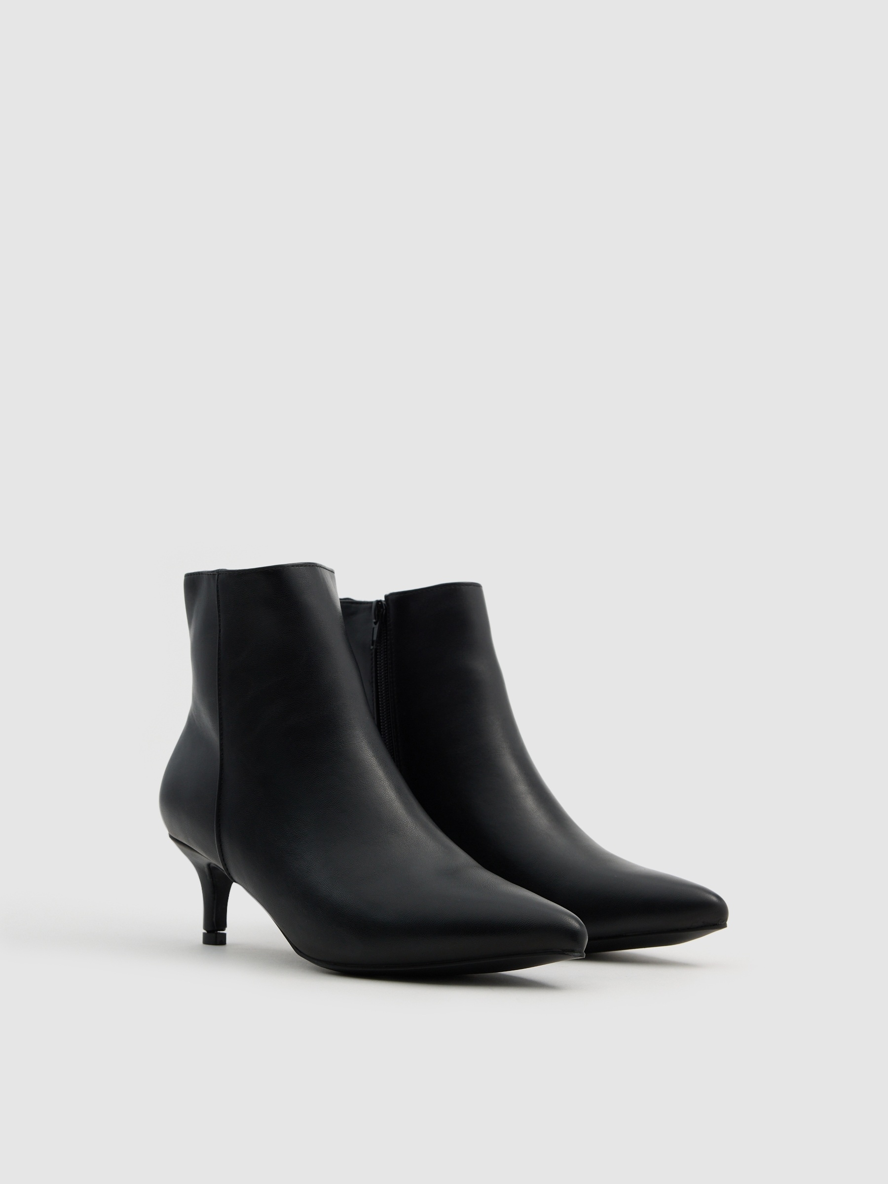 Bootie with toe and heel black