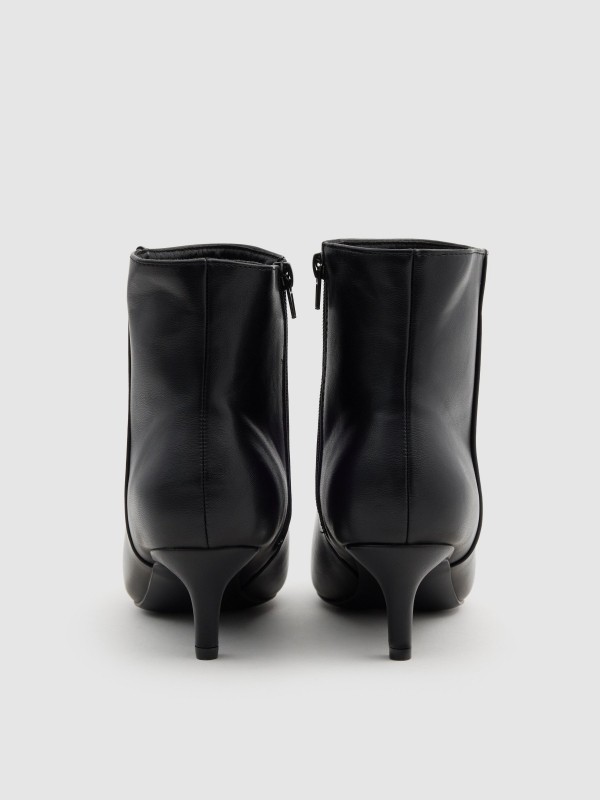 Bootie with toe and heel black zenithal view