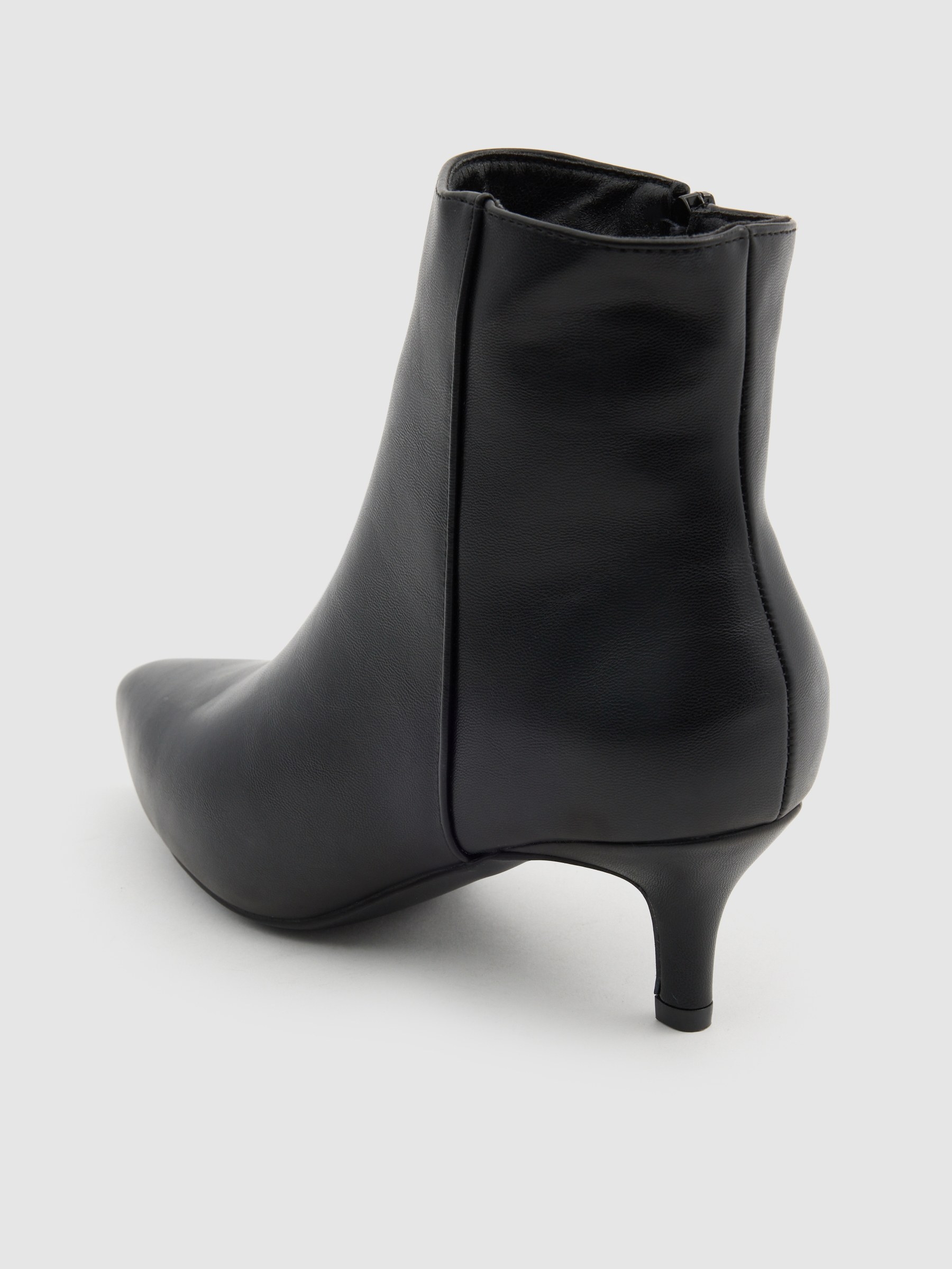 Bootie with toe and heel black