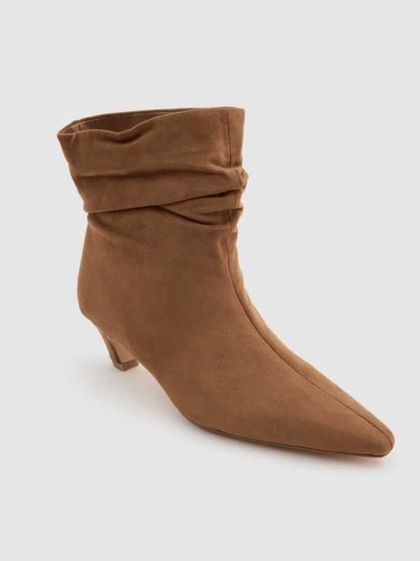 Botim salto baixo efeito pele camel vista detalhe