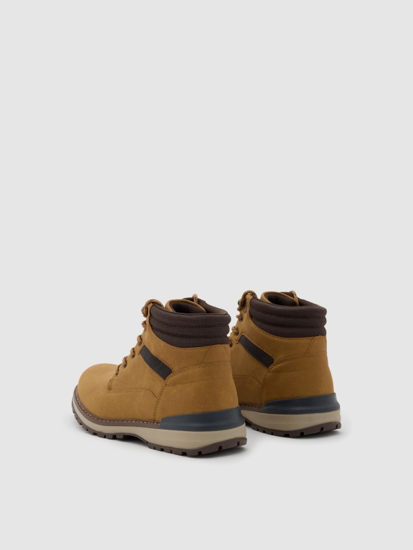 Bota de montanha combinada amarelo vista traseira 45º
