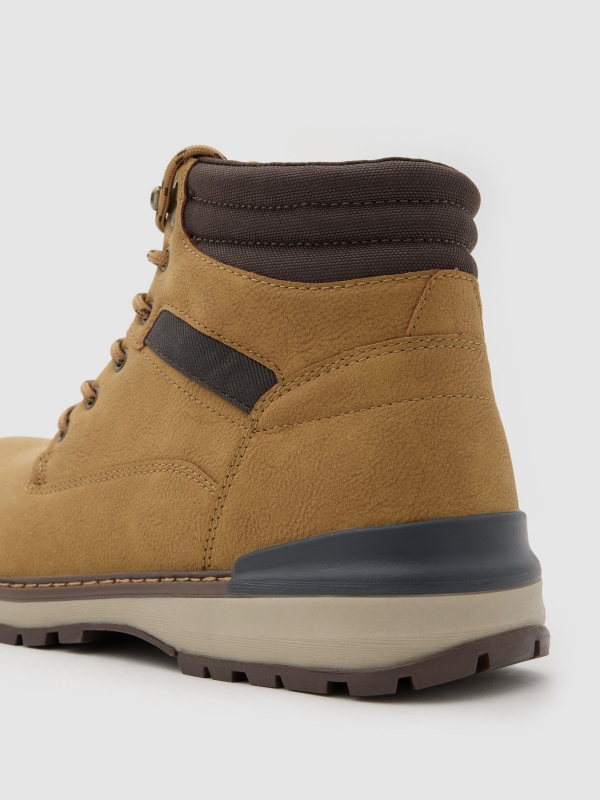 Bota de montanha combinada amarelo vista detalhe