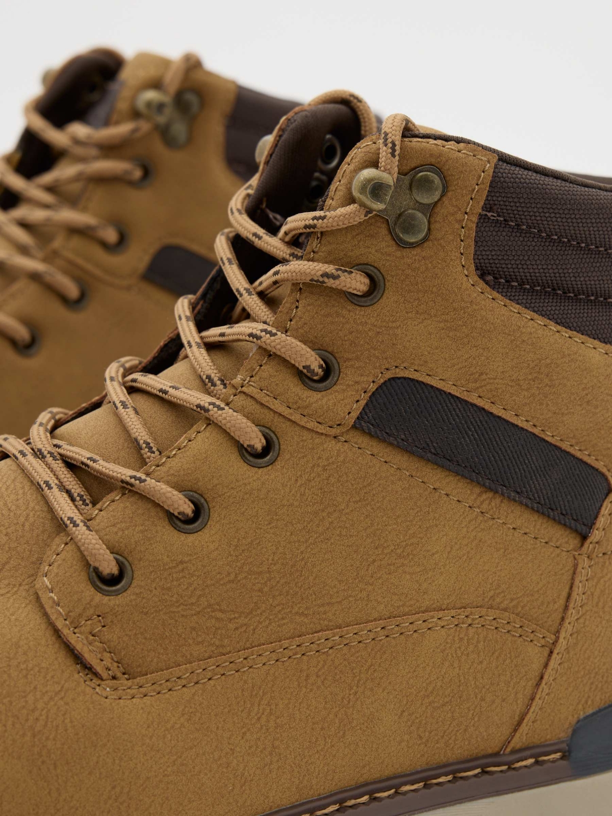Bota montaña combinada amarillo vista detalle