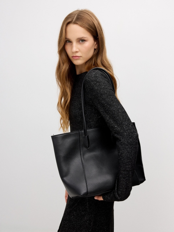 Bolso shopper efecto piel negro vista detalle