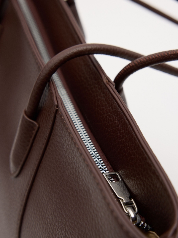 Bolso shopper efecto piel marrón vista interior