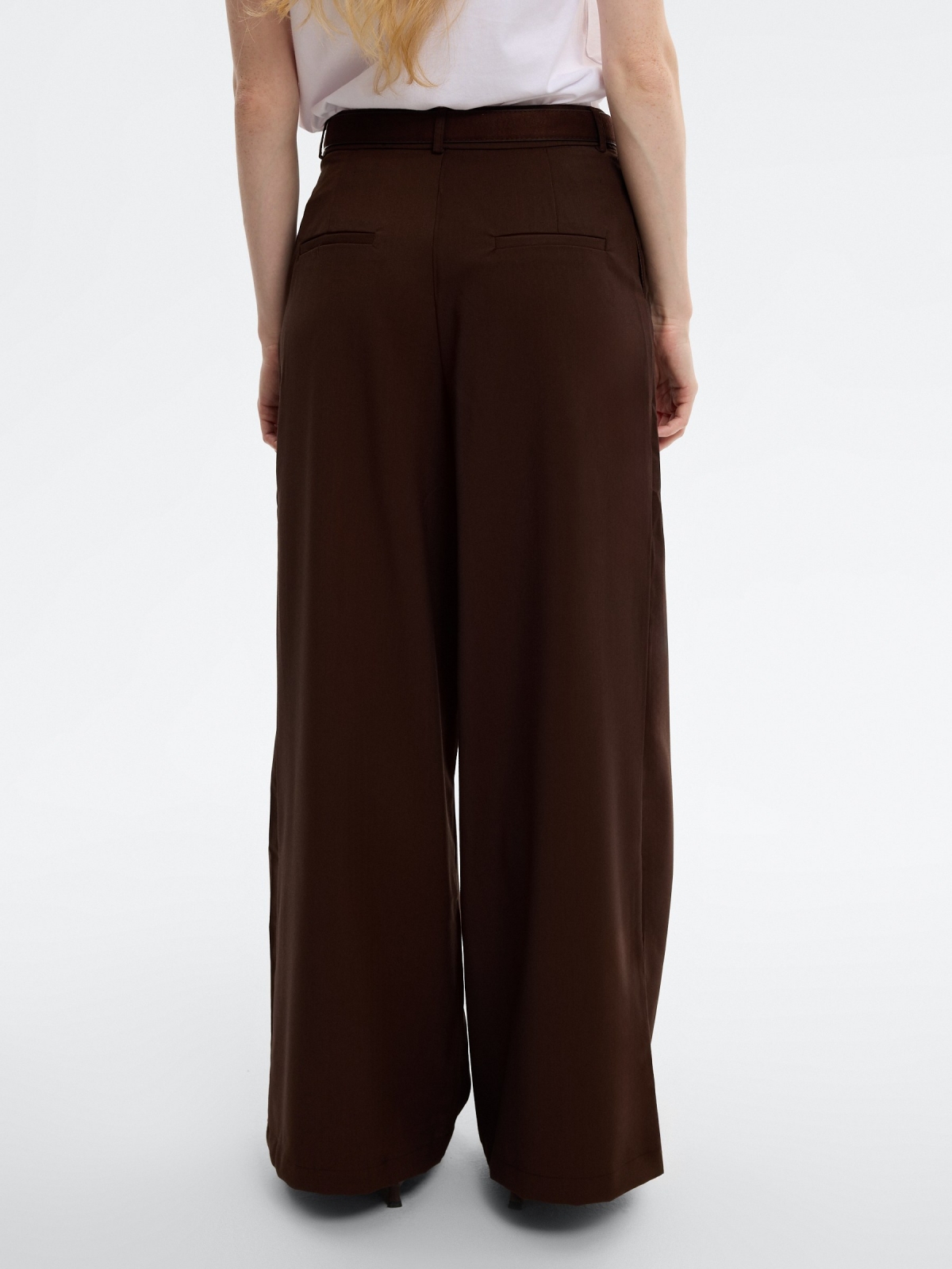 Calça maxi pregas cinto chocolate vista meia traseira