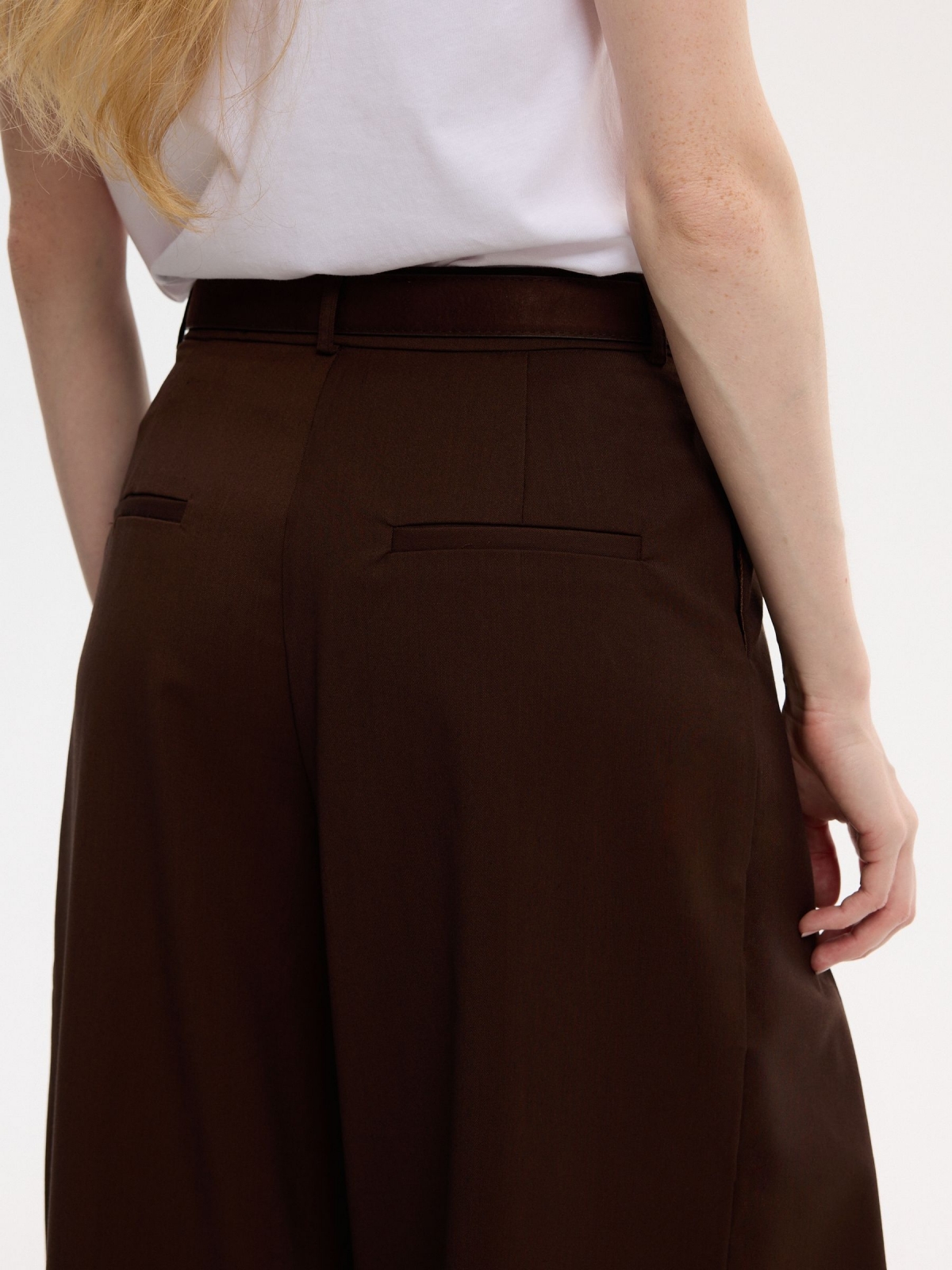 Pantalón maxi pinzas cinturón chocolate vista detalle