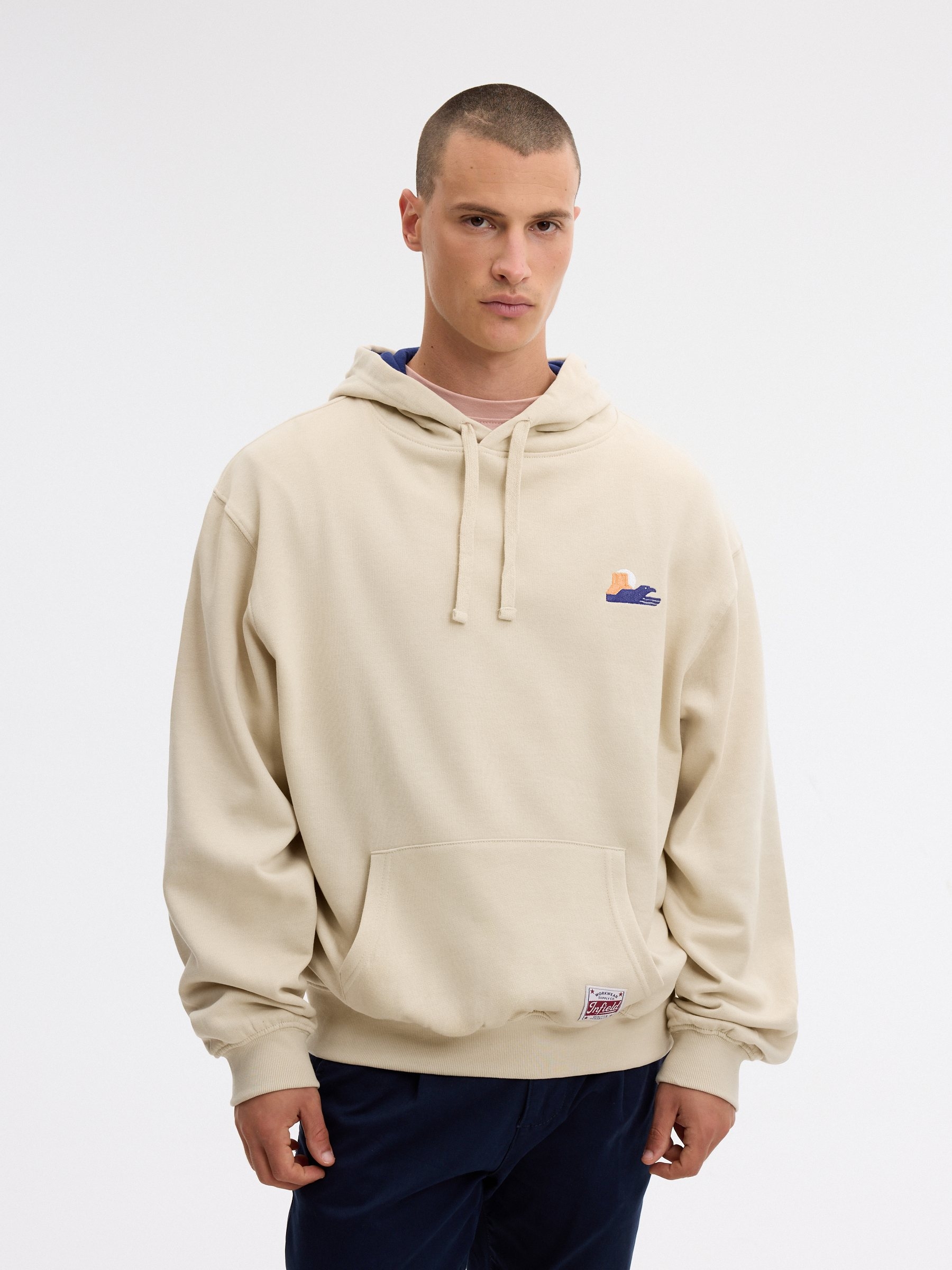 Sudadera con capucha bordado crudo vista media frontal