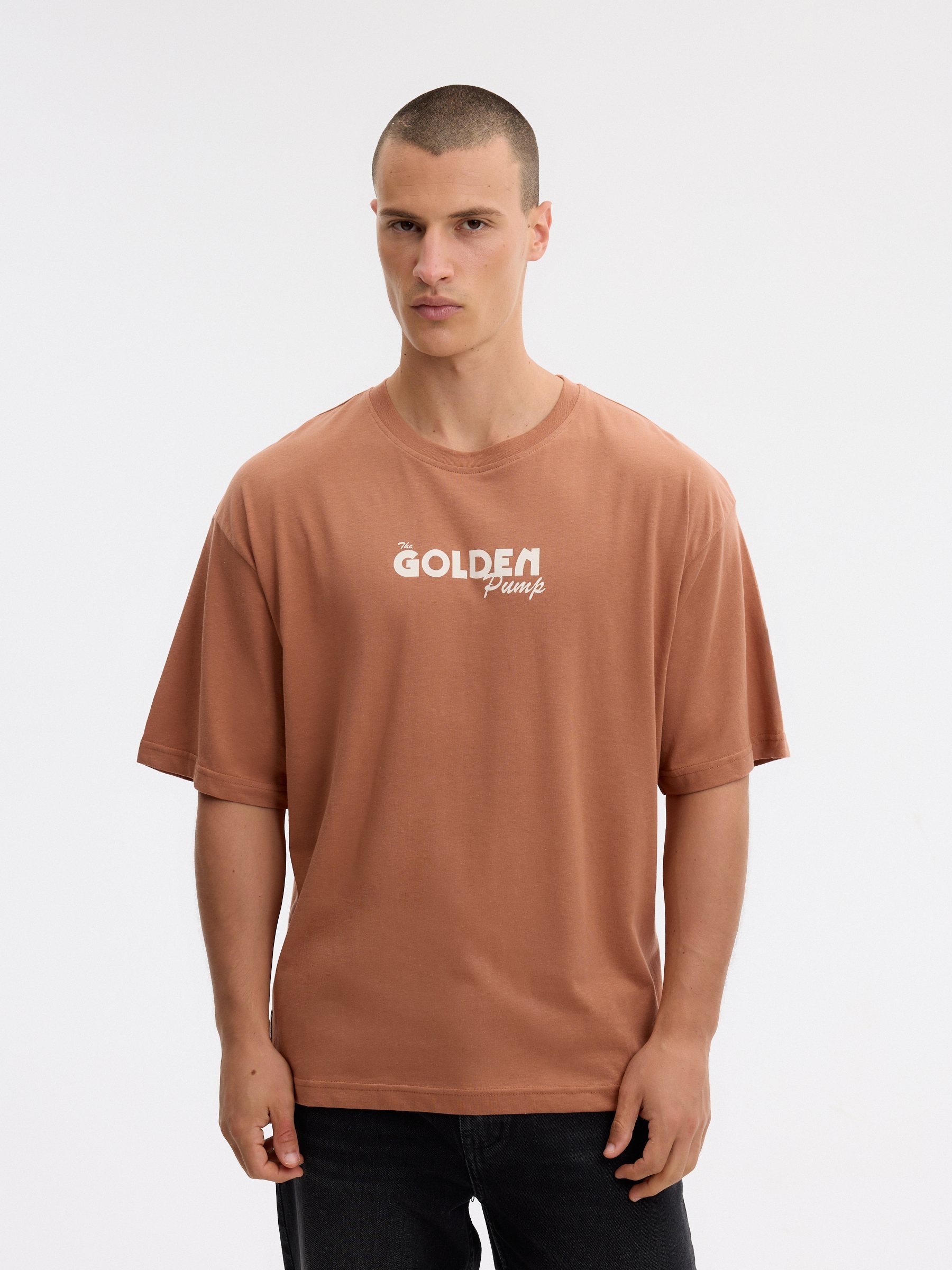 T-shirt oversize golden teja terracota vista meia frontal