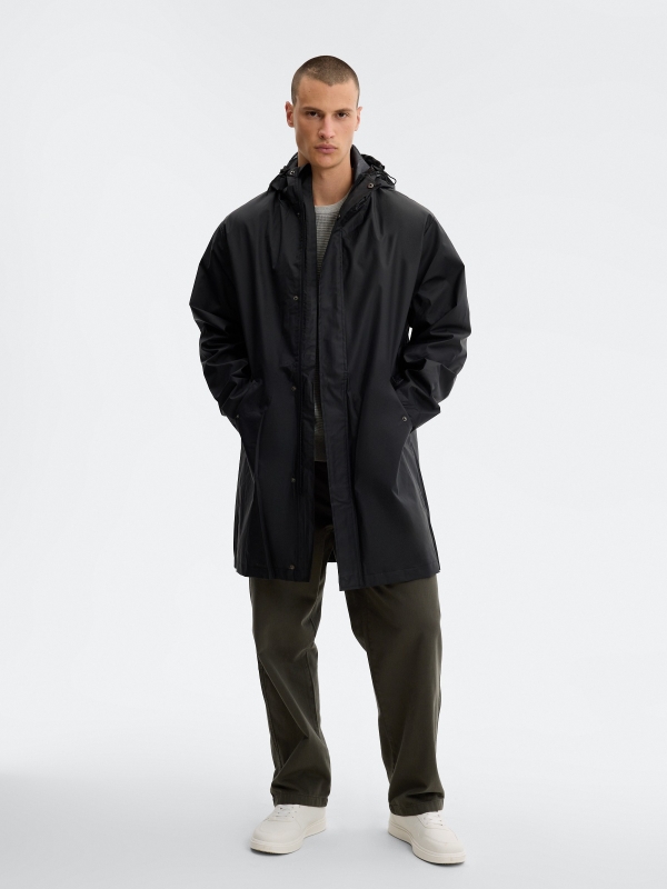 Parka tejido engomado negro vista media frontal