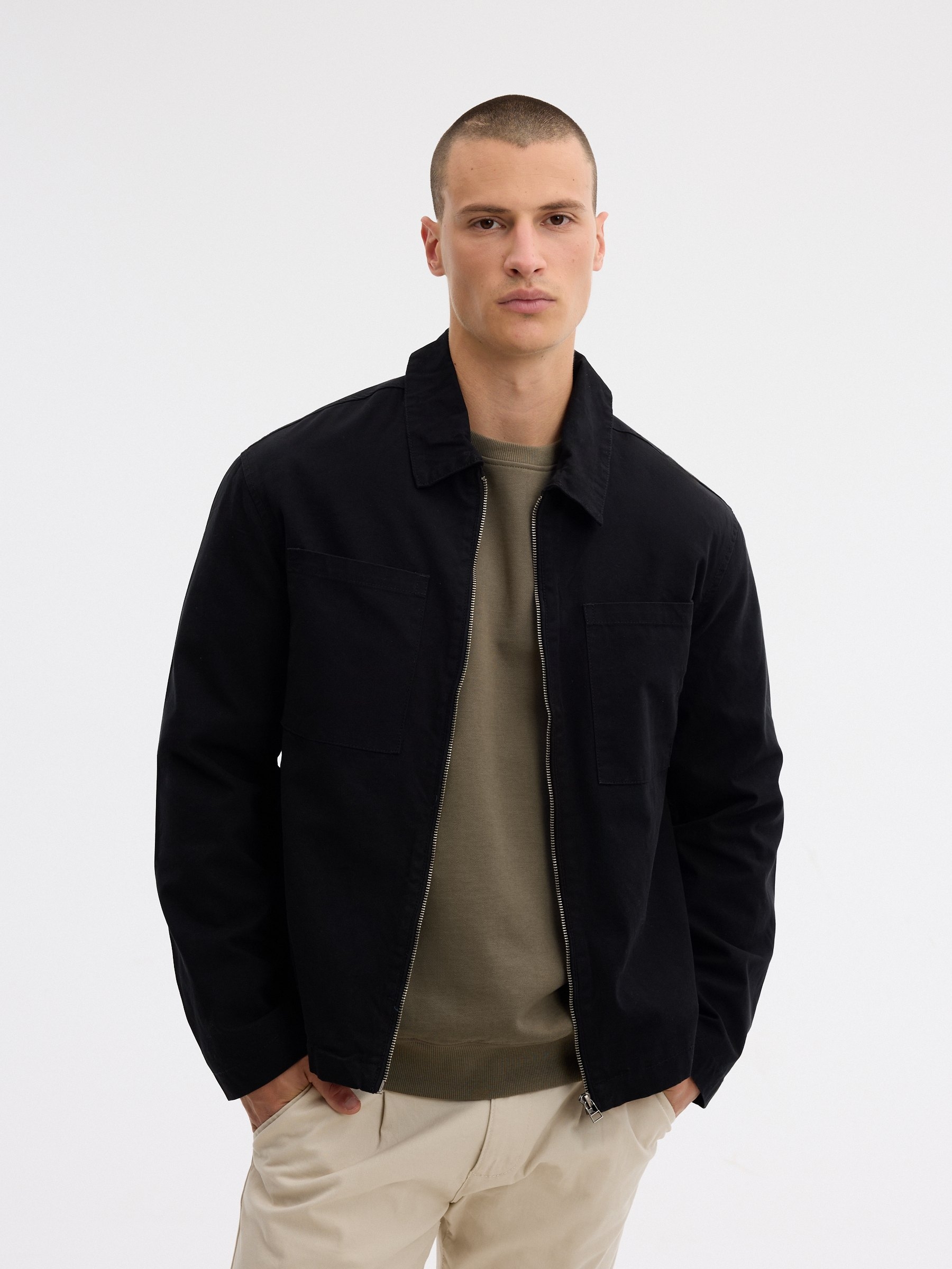 Sobrecamisa de sarja com zíper preto vista meia frontal