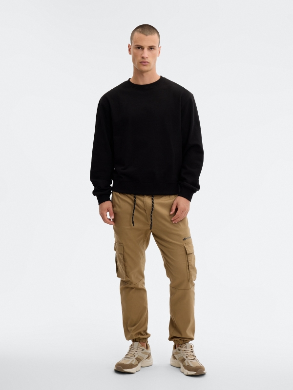 Pantalón jogger multibolsillos beige vista general frontal