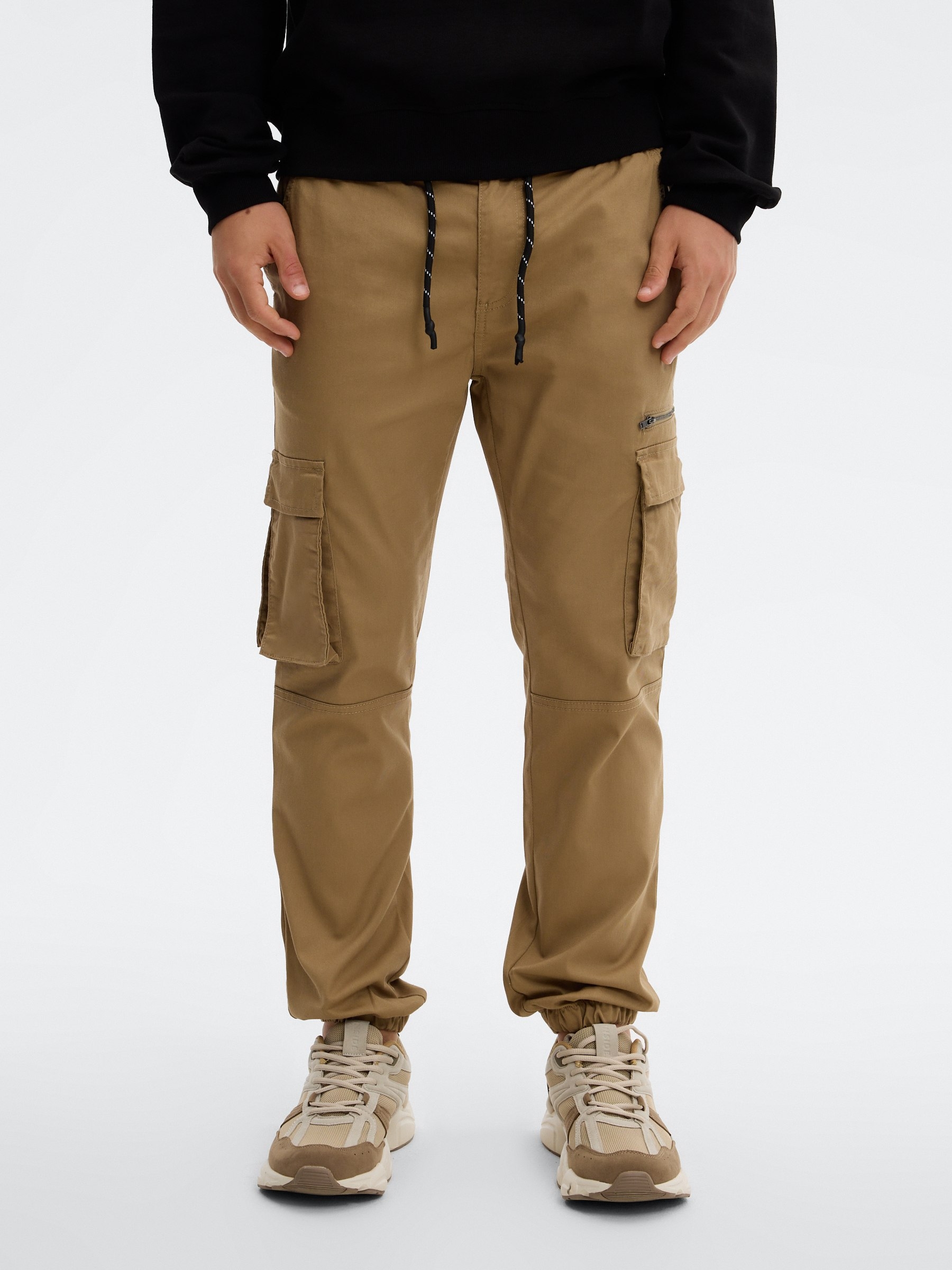 Calças jogger com vários bolsos bege vista geral frontal