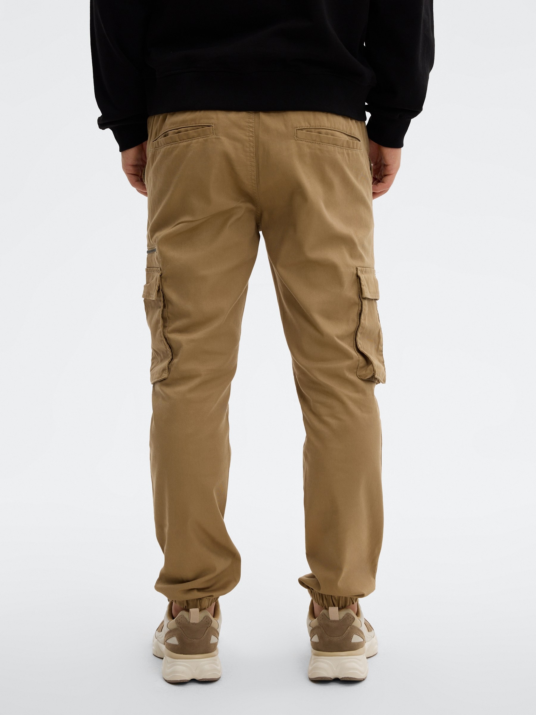 Calças jogger com vários bolsos bege vista geral frontal