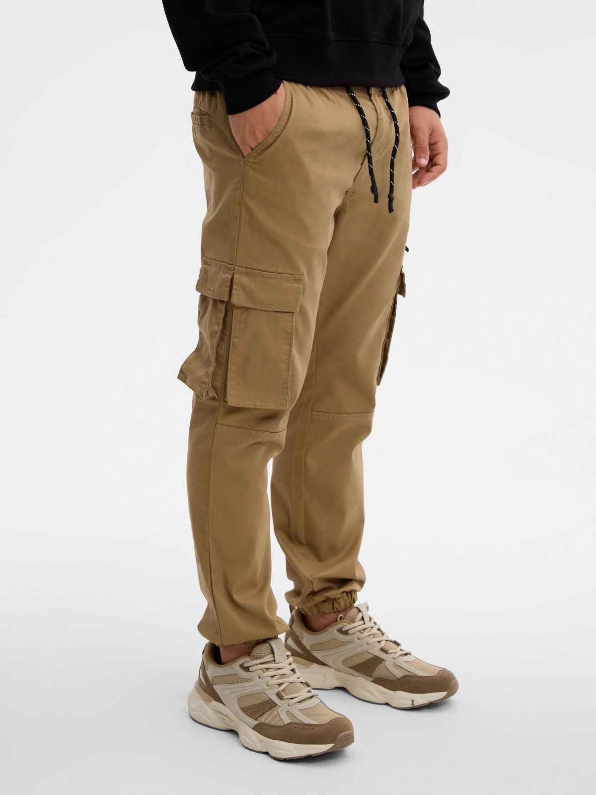 Pantalón jogger multibolsillos beige vista detalle