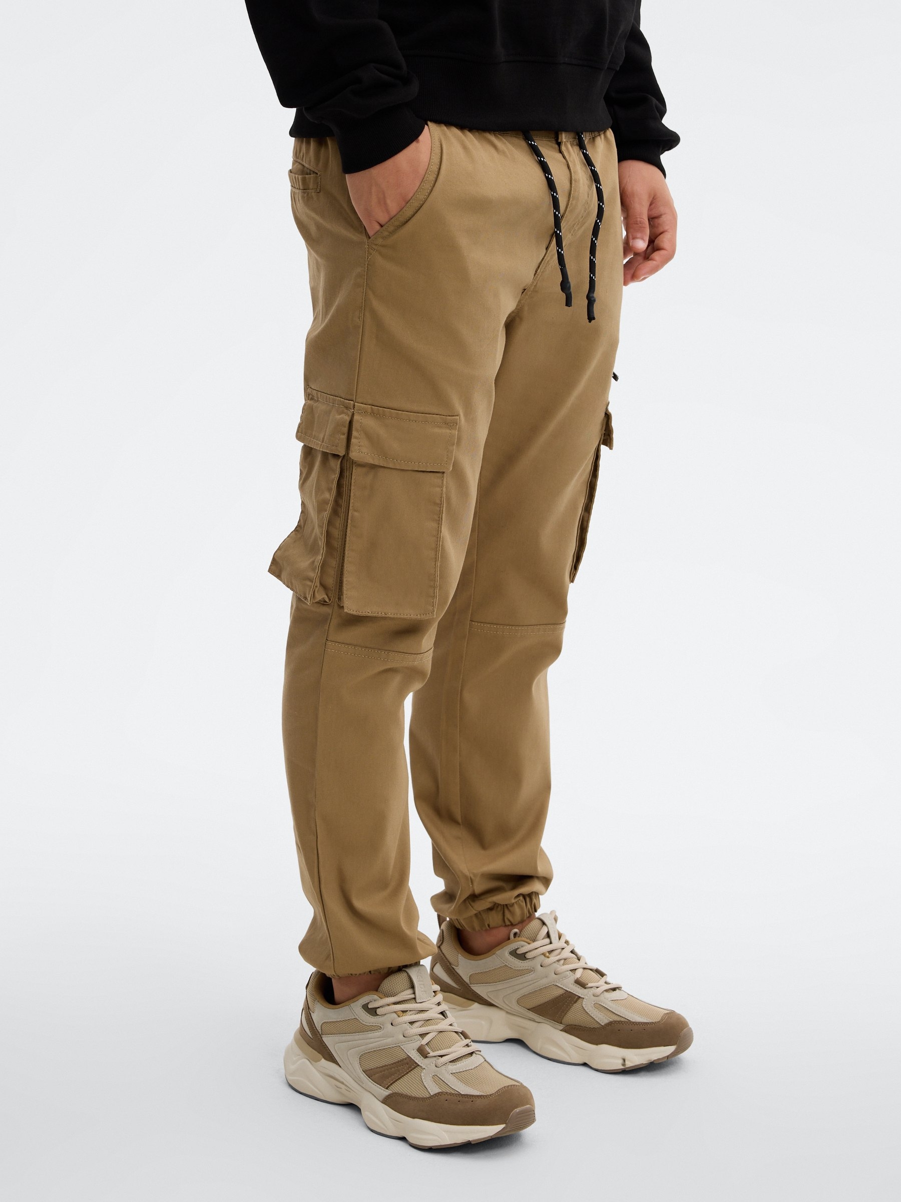 Pantalón jogger multibolsillos beige vista general frontal